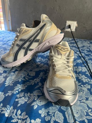 ASICS Botines Plata/Blanco Tengo tallas 44 y 45