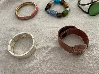 Lote de pulseras y broches
