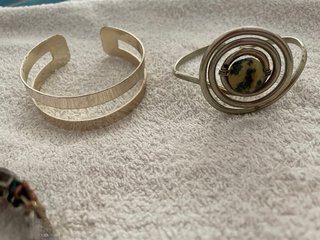 Lote de pulseras y broches