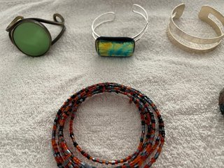Lote de pulseras y broches