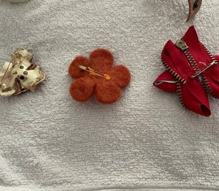 Lote de pulseras y broches