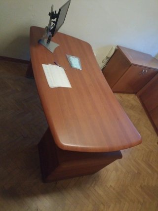 Mesa escritorio madera aglomerada con cajonera