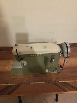 Máquina de coser Sigma antigua con mueble