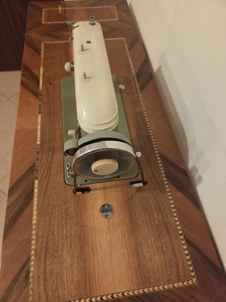 Máquina de coser Sigma antigua con mueble