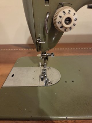 Máquina de coser Sigma antigua con mueble