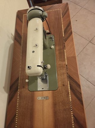 Máquina de coser Sigma antigua con mueble