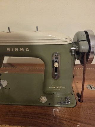 Máquina de coser Sigma antigua con mueble