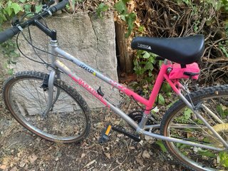 Bicicleta Orbea plateada y rosa
