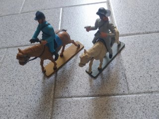 STARLUX SOLDATINI NORDISTI E SUDISTI A CAVALLO