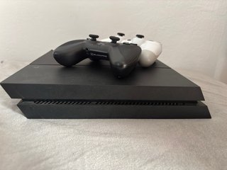 PS4 (PlayStation 4) con 2 mandos