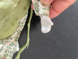 Bambola in ceramica e stoffa
