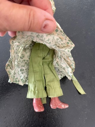 Bambola in ceramica e stoffa