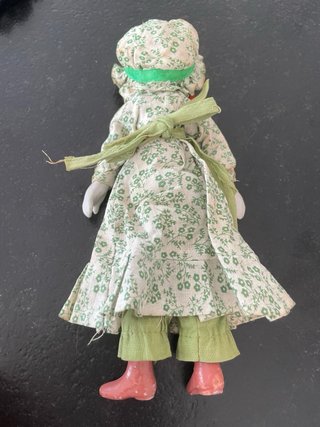 Bambola in ceramica e stoffa
