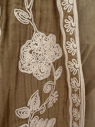 Chaleco Zara bordado floral beige