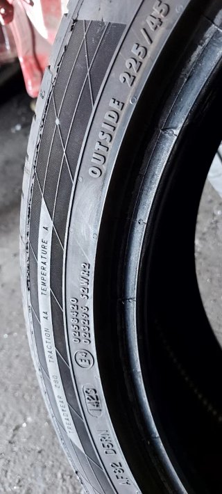 225/45 R19 96W