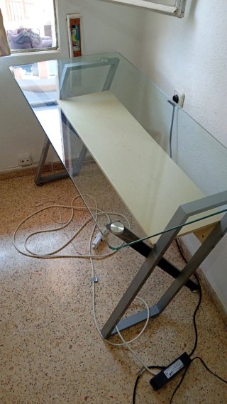 Mesa de cristal y metal para ordenador