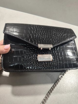Bolso negro Stradivarius efecto piel