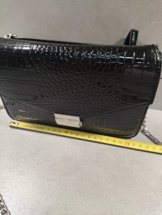Bolso negro Stradivarius efecto piel