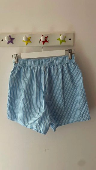 Pantalón corto de rayas azules