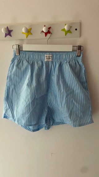 Pantalón corto de rayas azules