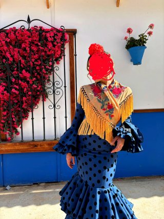 Traje de flamenca azul con lunares