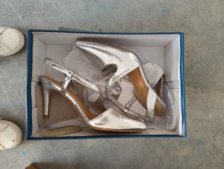 Zapatos de tacón plateados