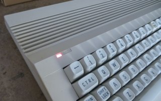 Ordenador Commodore C64C 8 bits (LED rojo)
