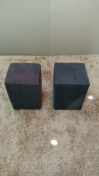 Coppia di pouf azzurri in tessuto