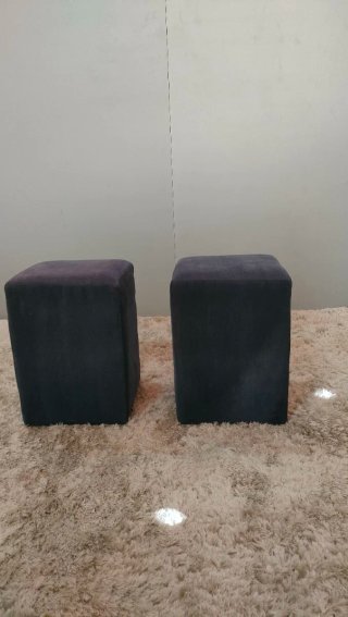 Coppia di pouf azzurri in tessuto