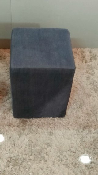 Coppia di pouf azzurri in tessuto