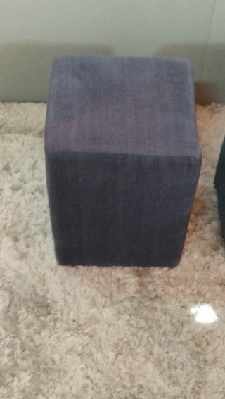 Coppia di pouf azzurri in tessuto