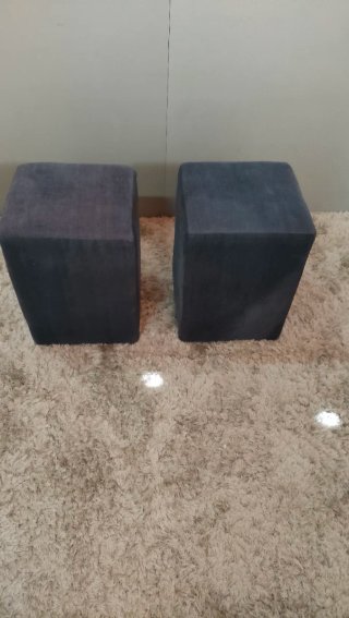Coppia di pouf azzurri in tessuto