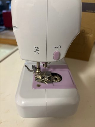 Máquina de coser blanca y lila