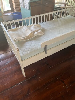 Cama infantil IKEA blanca y colchón