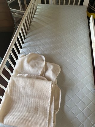 Cama infantil IKEA blanca y colchón