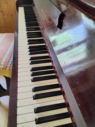 Piano con banqueta