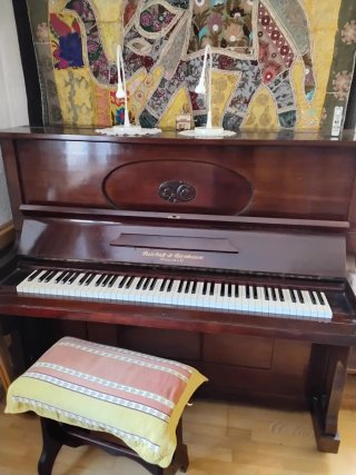 Piano con banqueta