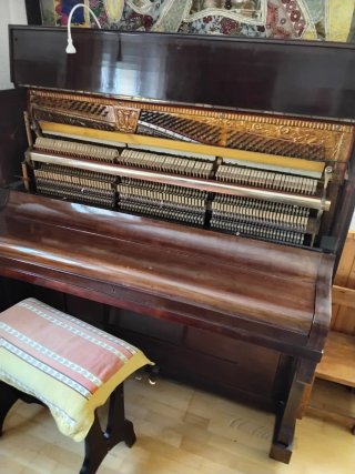 Piano con banqueta