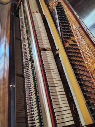 Piano con banqueta