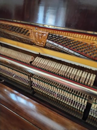 Piano con banqueta