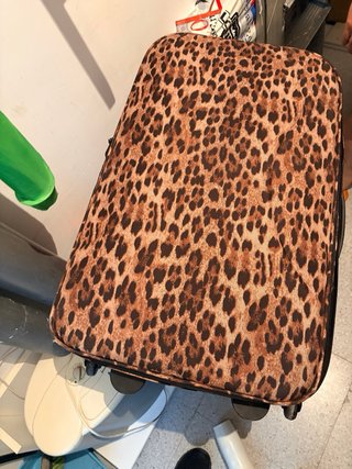 Maleta de viaje con estampado de leopardo