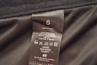 Corpiño con cinturón negro y estampado