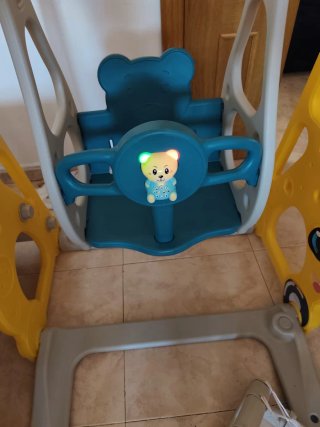 Parque Infantil con Tobogán y Columpio