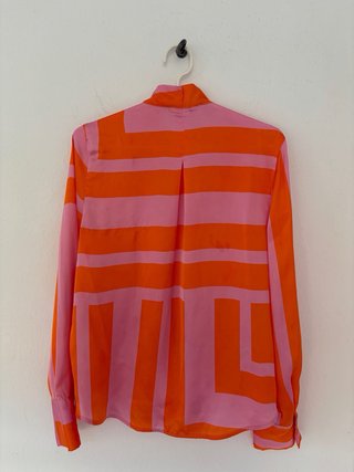 Camisa naranja y rosa