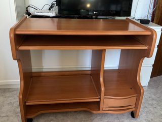 Escritorio de madera marrón