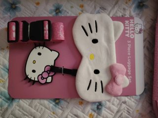 Lote Hello Kitty: Maleta, Neceser y Antifaz