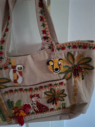 Bolso de mano tropical con abalorios