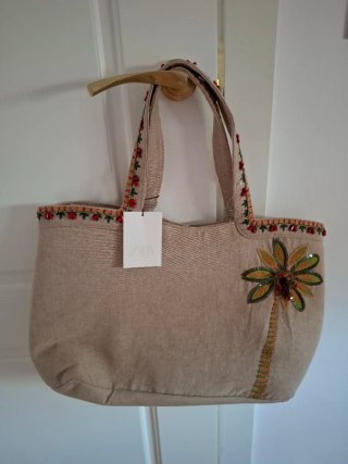 Bolso de mano tropical con abalorios