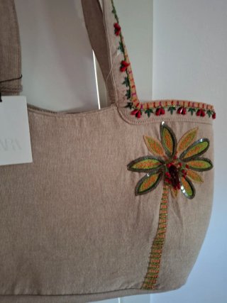Bolso de mano tropical con abalorios