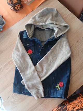 Chaqueta vaquera con capucha y mangas de sudadera